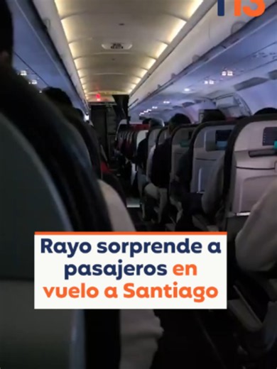 Un rayo pasó cerca e impactó a los pasajeros de un avión que provenía de Antofagasta a Santiago. Uno de las personas de la aeronave grabó lo sucedido, registrando la sorpresa de los demás ocupantes. Más en T13.cl.
