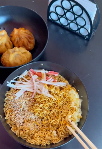 Ramen casero en área de autoservicio — prepara tu propio ramen