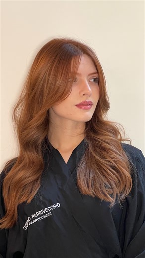 G R E T A | Color Specialist on Instagram: "Questo non è solo un colore “di moda”. È un colore studiato. Un rame fatto bene: ✔️ sembra naturale ✔️ illumina la pelle ✔️ resta elegante anche dopo settimane Il segreto è l’equilibrio perfetto tra caldo, profondità e luminosità. Se stai pensando a un rame ma hai paura di risultare “poco naturale”, salva questo reel. 💬 Scrivi RAME se vuoi farlo nel modo giusto. #rame #gingerhair #haircolorinspo #capellicolorati #hairreelit #giorgioparrivecchiohs #hai