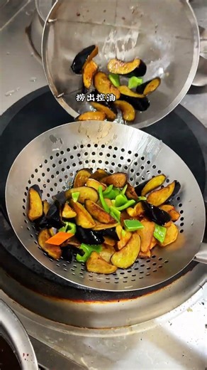 Northeast Chinese Chef Stuns with Cooking Skills & Attraction