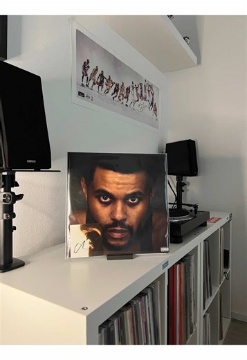 The Weeknd -Hurry Up Tomorrow Hurry Up Tomorrow continues The Weeknd’s recent sonic direction, blending dark synth-pop, R&B, and cinematic atmospheres. The album keeps the nocturnal and melancholic aesthetic that has defined his latest era, with lush synths, deep basslines, and a nostalgic tone throughout. @The Weeknd #theweekndconcert #theweeknd #xo #vinyl #vinile