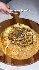Baked Brie Bread Bowl 🧀 The perfect appetizer for this holiday season 🎄 Ingredients 👇🏽 •Brie Cheese •Sourdough Bread •Olive oil •Lemon zest •Apricot jam •Walnuts •Thyme •Honey •Bake 400 degrees for 20 minutes #daletú #daletu #christmasfood #charcuterieboard #bakedbrie | Maria Legarda