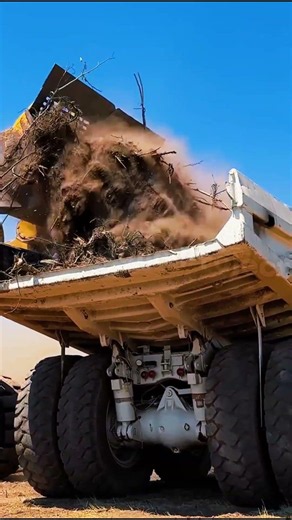 CAT 992G Massive Debris Loading | Full Power into CAT 777C Haul Truck! #heavyequipment #earthmoving