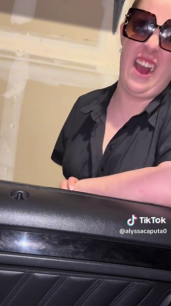 Alyssa Caputa (@alyssabutbarely)’s video of cops