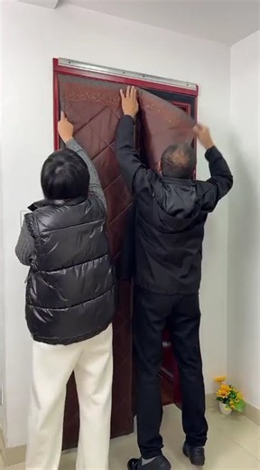 Custom-made thickened cotton door curtains are windproof, warm, and waterproof.