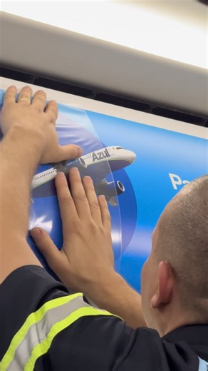 Também tem ponto Azul no céu! 💙 Vem acompanhar com a gente como foi o processo de adesivação de uma de nossas aeronaves com a temática do Azul Fidelidade, afinal, quanto mais Azul, melhor! ✈️ | Azul Linhas Aéreas Brasileiras