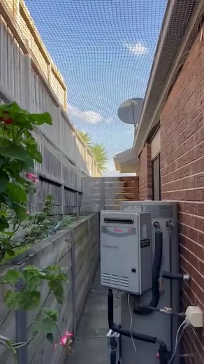 Transform the side of your house into a cat enclosure just like Deb has!🐈️ Catnets provides the cat netting & hardware you need to build your DIY cat enclosure.😻 Here's what Deb had to say: "Great, it comes well folded together so we could use/move/etc. easily. The cover is good and isn’t a major eyesore. We covered a large ‘roof’ space and were worried it’d be dark but it doesn’t change the brightness of the courtyard at all. Very happy with purchase and cats don’t have issues with it" Head t