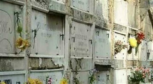 Marito e moglie sfrattati, vanno a dormire in un cimitero: la camera mortuaria trasformata in una camera da letto