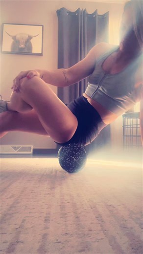 Learning to relax throughout this injury has been a challenge but the focus is to get better and stronger so we are just breathing through it and thanking God for improvement, movement, and grace. #fitwomen #womenthatlift #gymtherapy #stretching #comeback