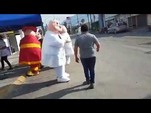 Dr Simi bailando hasta el suelo