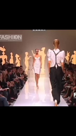 Eugenia Volodina for Moschino Spring Summer 2006 #eugeniavolodina #fashion #model #walk #2000s