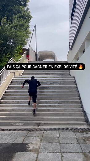 Entraînement du Footballeur | Coach on Instagram: "Fais ça pour gagner en explosivité 🔥 @entrainement_footballeur #escaliers #explosivite #prepa"