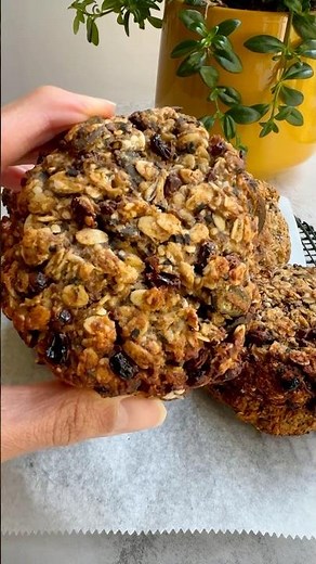 PROTEIN OATMEAL COOKIES. Make them mini for a healthy snack, or large for a healthy breakfast! Yum!