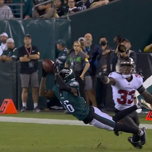 Quez Watkins with the circus catch. Zach Ertz with the touchdown! 📺: #TBvsPHI on NFLN/FOX/PRIME VIDEO 📱: NFL app | NFL