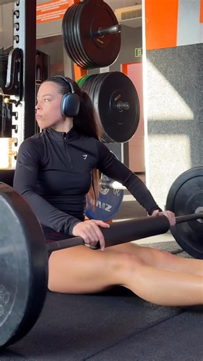 Justine Antoine on Instagram: "glutes / abs wearing @gymshark code dolla10 fav zip jacket - training 1/4 zip pullover (size xs) short is sold out but love the apex shorts to match (size s) workout details: warmup - 500m run reverse lunges into split squat (1DB) (8 reverse lunges + 8 split squat) 3x each leg leg press 4x max of reps hip trust into pulses (8 hip trust + 5 pulses) 3 rounds Romanian deadlift with kettlebell 3x10 circuit abs - 3 rounds 30 mountain climber 10 side plank pulses left / 