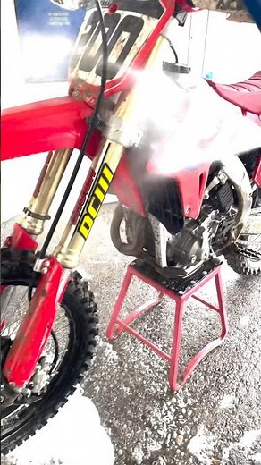 The Cleanest The Bike Has Ever Been!! // Trying MUCK Off For The First Time #moroneys #muckoff #moto