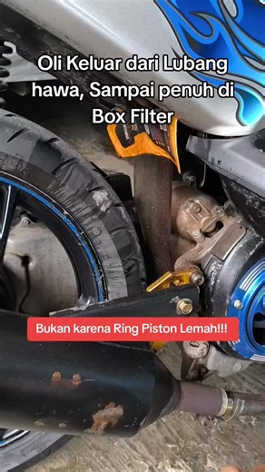 Asep Nurfajar Sidik on Instagram: "Oli naik Ke Box Filter Lewat Lubang Hawa ternyata bukan karena Ring Piston lemah‼️ Saya pernah diskusi dengan mekanik ketika nemu motor Honda Beat yang Olinya naik sampe box filter, dan ketika saya jawab ring poston lemah beliaw menolak opini saya. Tapi beliau langsung buka dan tunjukan Labirin Hawa dibalik Breath Plat tutup head. dan menjelaskan masalah yang serupa dengan yang saya alami di motor Mio head Mio J ini. #motorkarbu #oli #bocor"