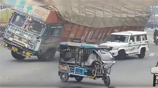 Viral video shows hay-laden truck overturn on Nainital road; Bolero driver dies | Dynamite News