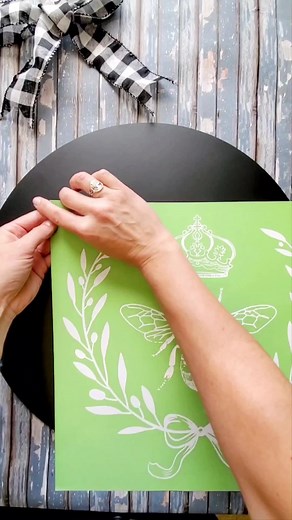 🐝 #beedecor #queenbee #bee #diyhomedecor #diydecor #doorhanger #doorhangers #magnoliadesignco #chalkpaste | Magnolia Design Co