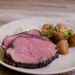 42K views · 423 reactions | Matur og Drykkur's chef Steinar Sveinsson put together this stunning recipe for a Christmas leg of lamb. Why not treat your family to an Icelandic lamb feast this holiday season? | Icelandic Lamb | Facebook