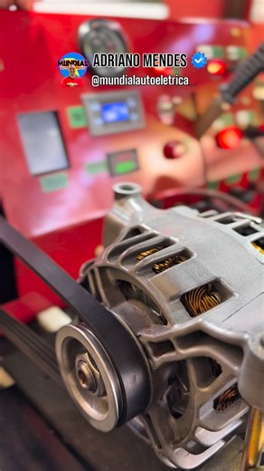 Para que serve a placa de diodos do alternador A placa de diodos tem duas funções principais: 1️⃣ Retificar a corrente O alternador gera corrente alternada (AC) no estator. A bateria e todo o sistema elétrico do carro trabalham em corrente contínua (DC). 👉 A placa de diodos transforma AC em DC, permitindo: • Carregar a bateria corretamente • Alimentar módulos, ECU, painel, iluminação, etc. Sem a placa de diodos funcionando bem: • A bateria não carrega direito • Pode haver oscilação de tensão • 