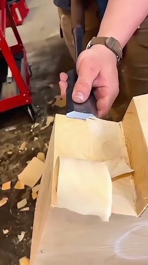 This is an easy teak wood carving process