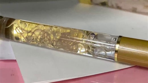 这是日本高知县（Kochi）的一款猎奇纪念品：海兽胃线虫原子笔（寄生虫笔）。这种笔的笔管（或笔盖）里灌了透明液体（其实是植物标本制作油），里面封着活的海兽胃线虫（Anisakis，异尖线虫，一种常见于海洋鱼类体内的寄生虫）。虫子在液体中会扭动蠕动，看起来像在“活跳跳”，写字时晃动笔还能看到它们动，属于重口味的趣味/猎奇产品。- 产地：日本高知县（当地是渔业区，这类虫子在生鱼片等海产品中常见）。- 价格：当时约950日元（现在可能有变化，大概200-300元人民币左右）。- 虫子寿命：只能活4-5天，之后就不动了（不会真的长期存活）。- 卖点：纯属纪念品/搞怪玩具，不是正常文具。商家用海产品相关的寄生虫做噱头，吸引游客。网上有不少视频和讨论（包括YouTube、Twitter/X、Reddit等），有人觉得很酷，有人觉得恶心，还有人吐槽“换来独特性但虫子很快就死”。