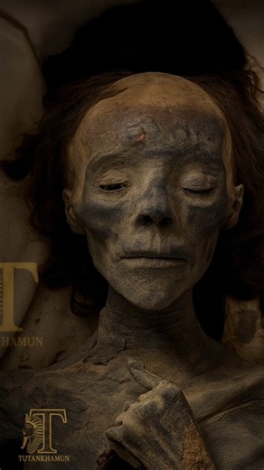 👑 The Lady of the "Golden Hair" Who Defied Time.. Queen Tiye! 👑 Have you ever wondered how locks of hair could retain their curls and color for over 3,000 years? 🤔 Queen Tiye is not just a mummy; she is an icon of power and beauty from the New Kingdom. The wife of "Amenhotep III," mother of "Akhenaten," and grandmother of "Tutankhamun," she wasn't just a queen consort—she was a political mastermind who co-ruled the Egyptian Empire with brilliance. ✨ Why did Tiye steal the spotlight during the