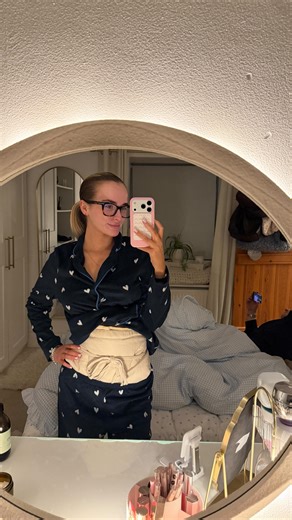 Lily Thompstone on Instagram: "After weeks off castor oil packs because of my belly button incision infection, I’m finally doing my first one again tonight. I’ve missed how comforting it feels to sleep wrapped up in it! I use castor oil packs as part of my gentle self care routine to support relaxation, circulation, and overall pelvic comfort. With endometriosis, I’m always looking for ways to soothe inflammation and help my body unwind, and I find this ritual really calming for both my nervous 