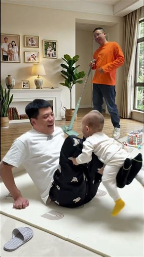 Dad exercising with baby🤣パパが赤ちゃんと一緒に運動🤣아빠가 아기와 함께 운동하기