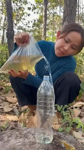 Survival Skills- easy methood saving water transfer to bottle #camping #bushcraft #water #smart