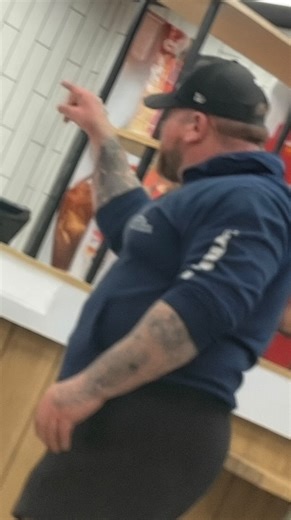 @karenzgonekrazy on Instagram: "KrAzy male Karen screams at KFC workers for taking too long🤔🤔👩‍🦳👩‍🦳#malekaren #karen #publicfreakout #rage #karensgoingcrazy #customerservice"