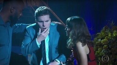 Gael agride Patrick ao vê-lo ao lado de Clara
