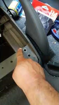 Comment accéder à la batterie d'une Citroën xsara Picasso quand il n'y a pas de bouton poussoir