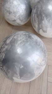 💫🤍 MARBLE BALLOONS 🤍💫 I literally had to try this one out.. now there are some down sides.. so please be warned! One of these bad boys popped on me and let me tell you it was not pretty 🤦🏻‍♀️🤣🤣🤣 I also had to air them out as they did smell of spray paint until the paint dried.. so I would make these the day before not on the day of set up! But it was soooooo worth it because these were simply amazing!! They actually looked like bowling balls 🤩🤍🙌🏼!! I could stare at them all day!! An