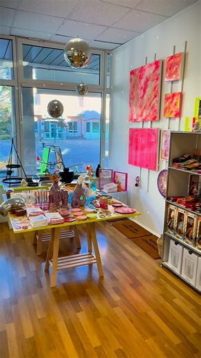 LislArt Studio on Instagram: "Welcome to my Happy Place!✨ Das LislArt Studio ist ein Ort voller Farben, Ideen und kleinen Momenten, die manchmal ein Herz vor Freude hüpfen lassen. Hier glitzern Diskokugeln, hier wird gelacht, gestaltet, ausprobiert und manchmal einfach tief durchgeatmet. Das LislArt Studio ist mein Lieblingsort – und vielleicht auch bald deiner? Setz dich, nimm dir ’nen Pinsel. 💛"