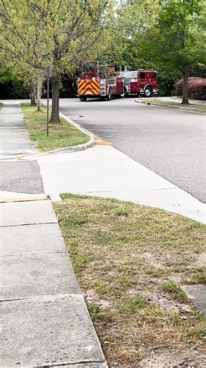 Charleston Ladder 202 leaving House Fire scene | Charleston Fire Department. #firedepartment