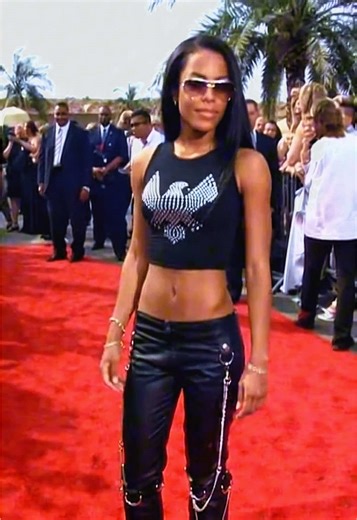Aaliyah at the 2000 Teen Choice Awards 🔥 | One of Her Most Iconic Red Carpet Looks In 2000, Aaliyah stepped onto the Teen Choice Awards red carpet with the effortless style that made her a cultural icon. Rocking a sleek black crop top, leather pants, and signature sunglasses, she embodied the cool, futuristic fashion that defined the late 90s and early 2000s. At the time, Aaliyah was entering one of the biggest moments of her career—preparing to release her self-titled album Aaliyah in 2001 and