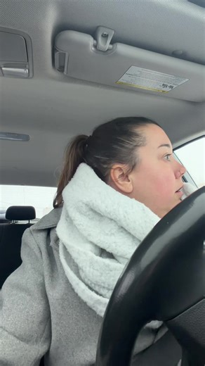 L’hiver au Québec, c’est pas une saison… c’est une épreuve mentale. ❄️ Quand on te demande « Are you ok? » mais que t’as juste froid 🥶 Cette vidéo, c’est exactement ce que ressent une femme québécoise en hiver : froid constant, manque de soleil, fatigue hivernale, envie de vacances dans le Sud et zéro patience. Si toi aussi t’es tannée de la neige, de la slush et des manteaux, t’es clairement pas seule. ☀️🏝️ 👉 Dis-moi en commentaire : plage ou hiver? #hiverquebec #quebeclife #humourquebec