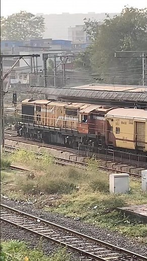 Alco Chugging #railvlogger #ytshorts #train #dailyvlog #vlog #kurla #kurlawest #minivlog