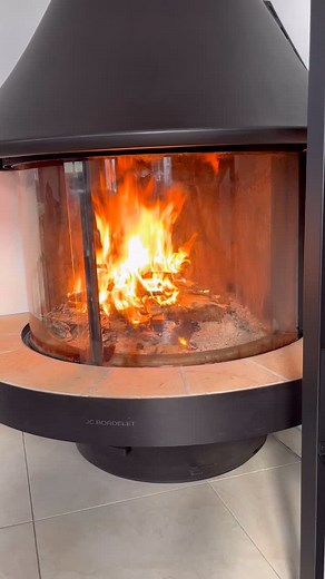 🔥 Fabrication française & design d’exception. Installation d’une cheminée JC Bordelet Eva 992 d’angle par nos soins : L’alliance parfaite entre haut de gamme et savoir-faire local. Habitat Éco Énergies à Dury 🔥 03.60.62.00.26 #JCBordelet #FoyerDesign #FabricationFrançaise #ArtisanatLocal #amiens #fireplace #cheminee #amiensmaville #seguin | Habitat Eco Energies