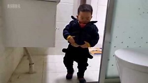 一岁宝宝学爸爸尿尿，细节到位动作搞笑，别说孩子小，学习能力超乎想象