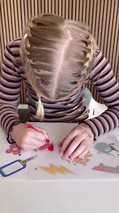 Ses Creative laver de sejeste gør-det-selv sæt 👌 Her er Alma i gang med at lave sine egne nøgleringe med krympeplast 😀⠀​​​​​​​​ ​​​​​​​​ Man skal bare tegne på de medfølgende stykker krympeplast. Bagefter skal det klippes ud, og så i ovnen som får det til at krympe på få sekunder 😱​​​​​​​​ ​​​​​​​​ Jeg ved ikke med dig, men jeg har virkelig lavet mange sjove ting i krympeplast da jeg gik i børnehave og sfo 🤣​​​​​​​​ ​​​​​​​​ Du kan finde sættet her: https://ovellie.dk/produkt/ses-creative-la