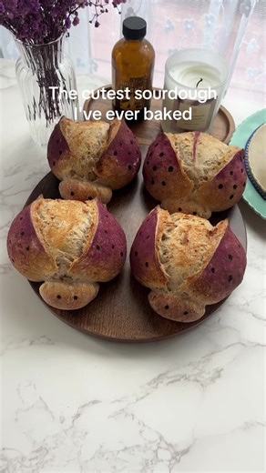 Sourdough ladybugs 🐞 Aren't they cute? • 90g sourdough starter • 220g water • 330g bread flour • 7g salt • 5g flaxseed meal • Powdered with rose powder Bake at 450°F for 15 minutes with the lid on, then at 410°F for 15 minutes without the lid. #sourdough #sourdoughart #sourdoughscoring #sourdoughbread #bakingbread