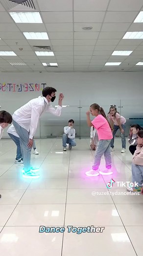Boy Repeated Dance Neon Mode #longervideosontiktok #shuffledance #learnontiktok #fyp #shuffle #tuzelitydance #tuzelitydancefans #trendingvideo #dance #danceawesome