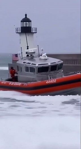 [INSANE! USCG] RBM-44 Crushes Monster Waves in Duluth Ship Canal | 824HP Rolls-Royce Power