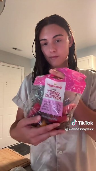 Such a quick and easy but also delicious recipe… 3-4 chicken sausage links bell pepper broccoli green beans seasoning of your preference avocado oil jasmine rice avocado feta cheese 1. Preheat your oven to 425 degrees 2.Chop up all your veggies to your preference avocado oil 3. Chop your sausage into small pieces 4. Place everything on the sheet pan in a single layer 5. Cook for 25 min 6. Cook your rice 7. Combine everything and add your avocado and feta cheese on top and mwahhh😘💖✨ #healthyrec