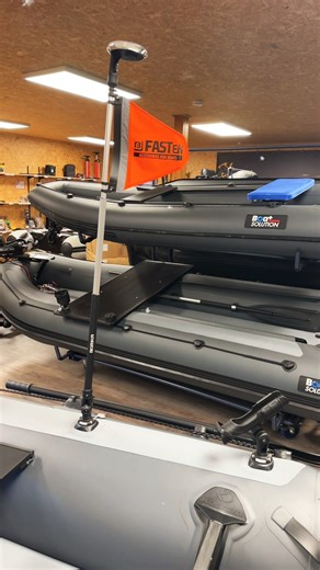Boat Solution - Gold Baits on Instagram: "🚤 Pour naviguer en toute sécurité, même de nuit ! Découvrez le Pack feu de navigation pour bateau avec perche + fanion de navigation orange Fasten Borika, l’équipement indispensable pour rendre votre embarcation bien visible. ✨ Ce qu’il offre : • Feu LED étanche 3 couleurs (rouge, vert, blanc) pour signaler bâbord, tribord et poupe selon les règles de navigation. • Recharge solaire intégrée – pas besoin de câbles, autonome en énergie. • Télécommande inc