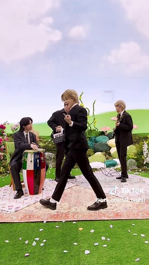 지민 (Jimin) Smeraldo Garden Marching Band Performance