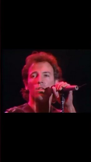 Bruce Springsteen singing 'I'm on fire #brucespringsteen #fyp #concert#bruce #imonfire